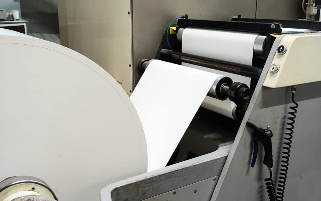 Rouleau de film utilisé pour l'impression d'étiquettes sur une presse flexographique à haute capacité